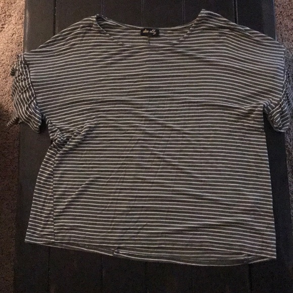 Cute Ruffle sleeve top. - Picture 1 of 4
